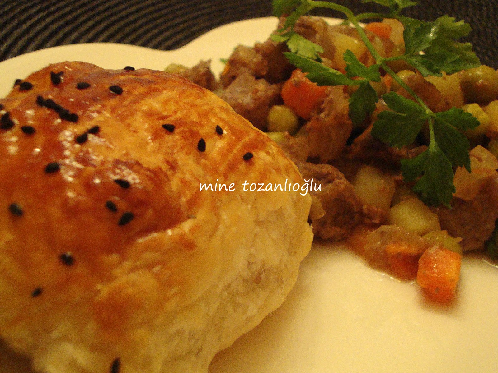 TALAŞ BÖREĞİ GÜLO ANNE MUTFAKTA