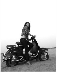 ANTIK KLASIK UNIK: 164. WANITA dan VESPA