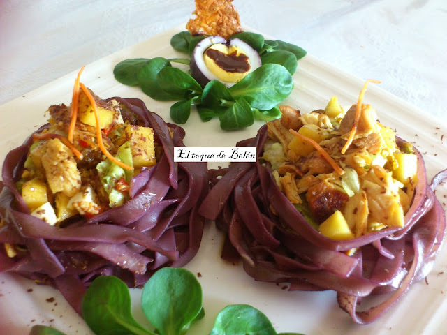 Tallarines Al Vino Tinto   Con  Ensalada De Pollo Y Vinagreta De Chocolate
