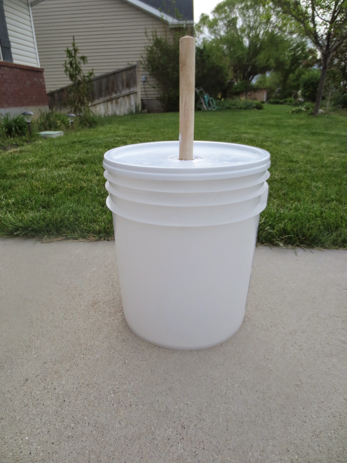 Clothes wringer diy gallon bucket hand washing washer machine buckets survival homestead laundry plunger cloth emergency camping wash homemade go HanDIY Tutorials: Four Ways to Hand Wash Your Laundry: Build a Washer