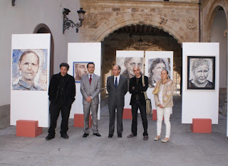 La alcaldesa de Mogarraz, junto a lso autores de la muestra y el prsidente de la diputación durante la presentación en la salina