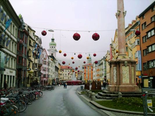 La via principale di Innsbruck La via principale di Innsbruck