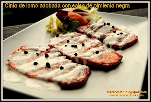 Cinta de lomo adobada con salsa de pimienta negra.