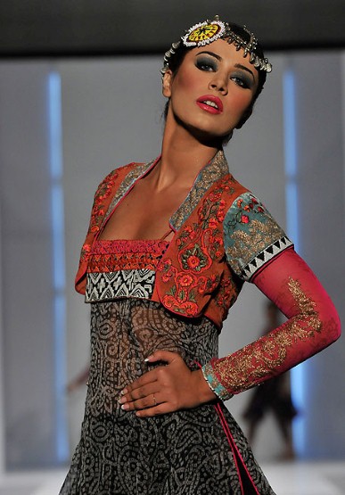 http://2.bp.blogspot.com/-xLX9U_h1K4M/TZfn2vksPjI/AAAAAAAAB90/DD2GM9r4Xz4/s1600/Pakistan+Fashion+Week+2011+%252812%2529.jpg