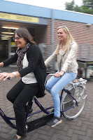 Fotografia da Tjarda e de uma das nossas funcionárias a pedalar no tandem