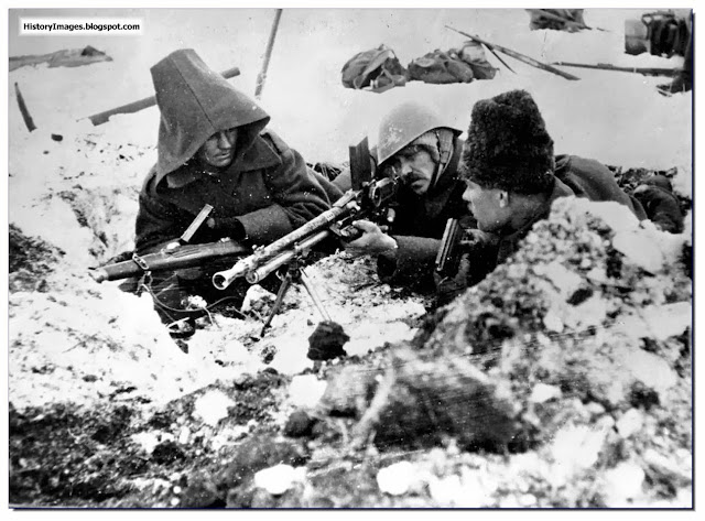 Romanian soldiers with  ZB 20 machine gun at Stalingrad  1942