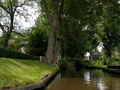 Giethoorn — The Dutch Village With No Roads Can you imagine a village with no roads? There is such a place in the Netherlands called Giethoorn (pronounced 'geethorn'). There are no roads and cars have to remain outside the village. The only access to the stunningly lovely houses in Giethoorn is by water, or on foot over tiny individual wooden bridges.