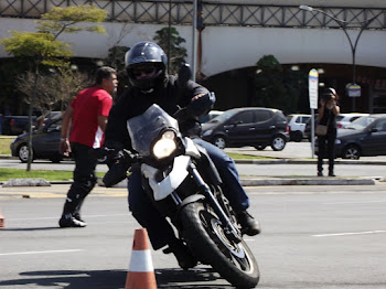 Só faltou encostar a pedaleira no chão.