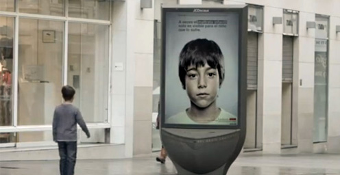 Niño mirando panel publicitario