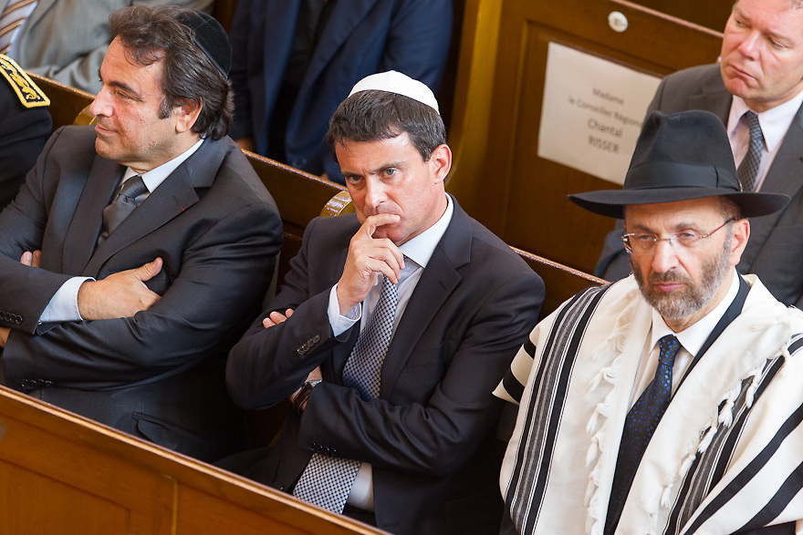 Minister spraw wewnętrznych Francji manuel Valls w synagodze w jarmułce.