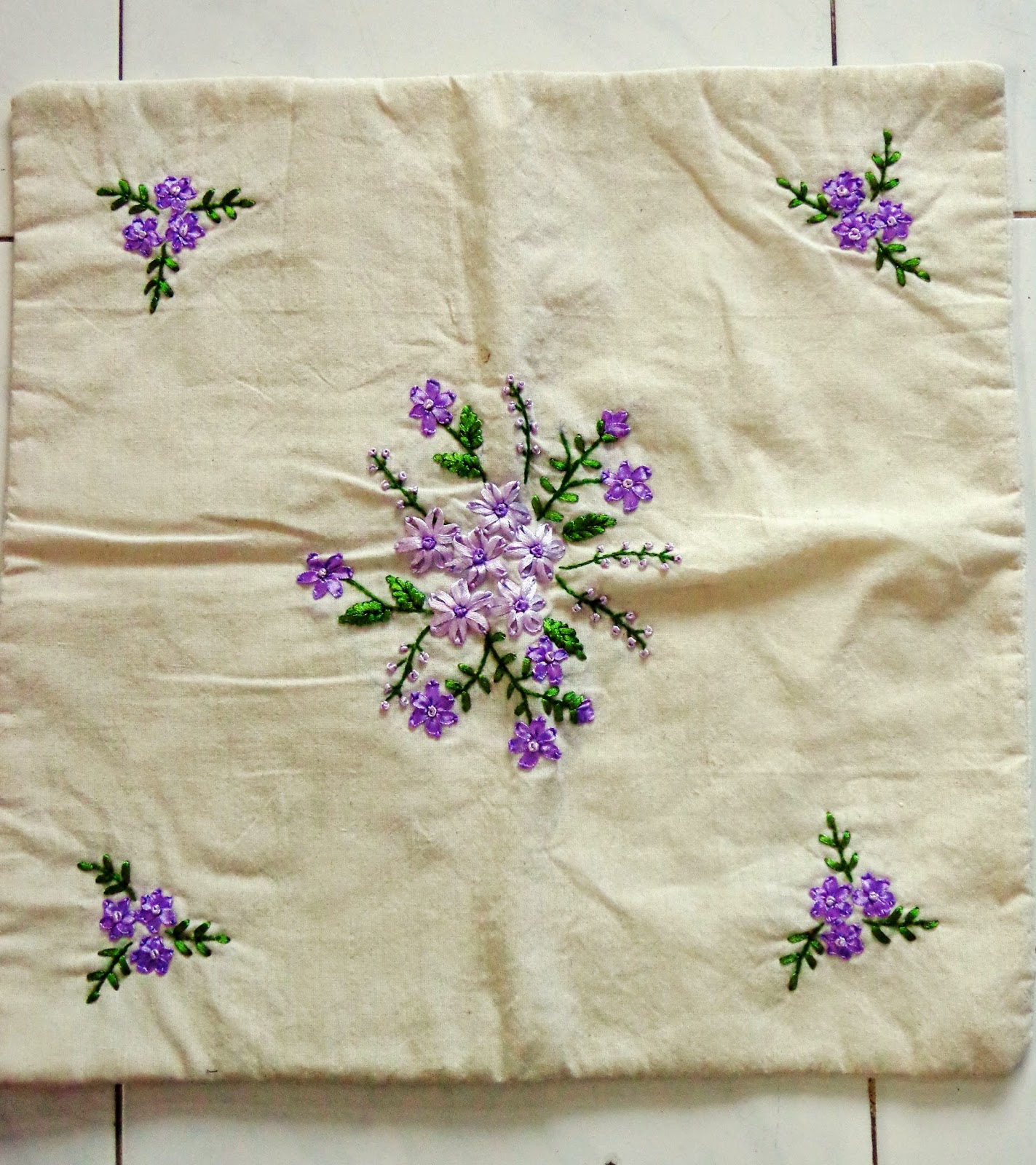 Motif sulam pita untuk sarung bantal sofa LKP Kusuma Sari