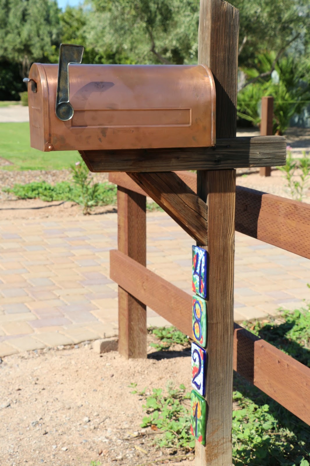 Dusty Coyote: Front Yard Fencing and a Mailbox
