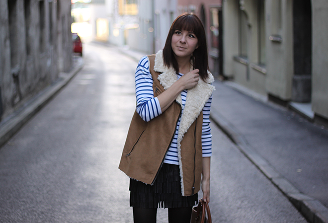 outfit, trend, fashionblogger, fransenrock, lederrock, zara, streifenshirt, weste, fakefur, pumps, ankle boots, highheels