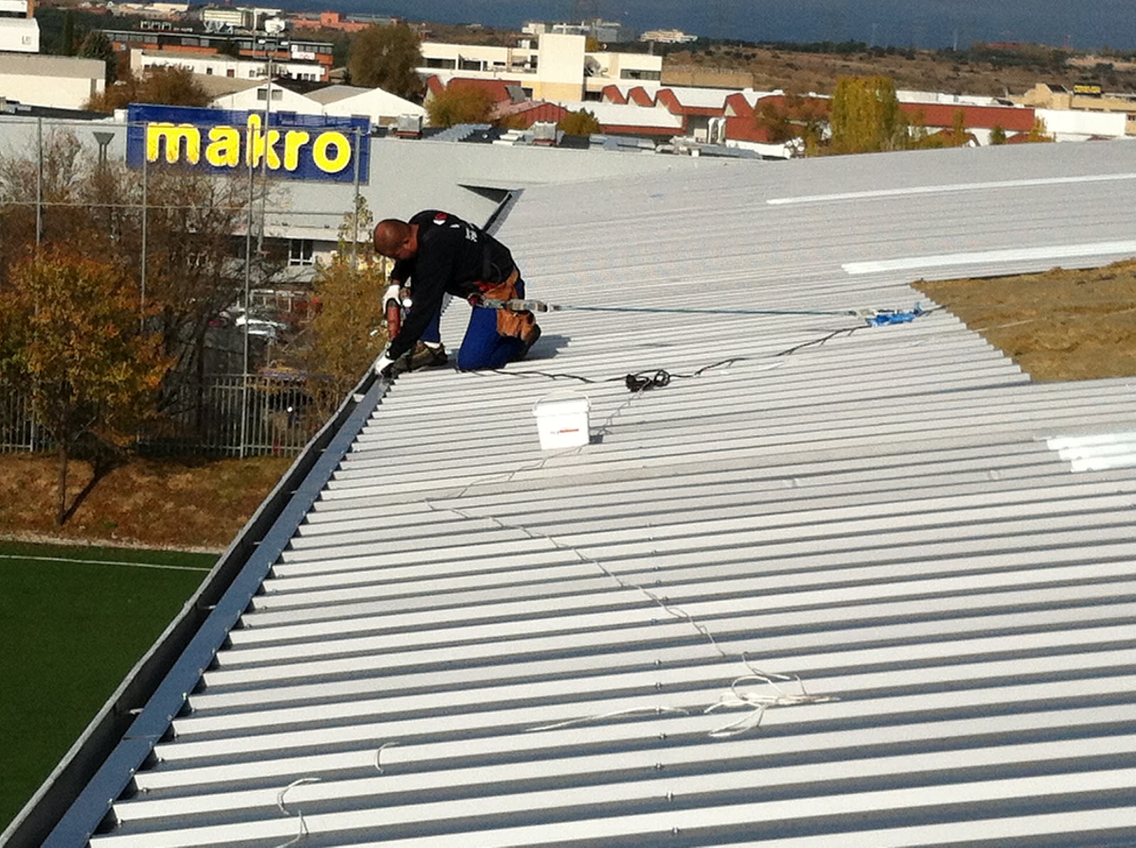 Metal y Amianto: Cubierta sandwich en pabellón deportivo.