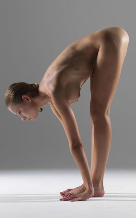 naked yoga pelada fazendo exercícios ioga