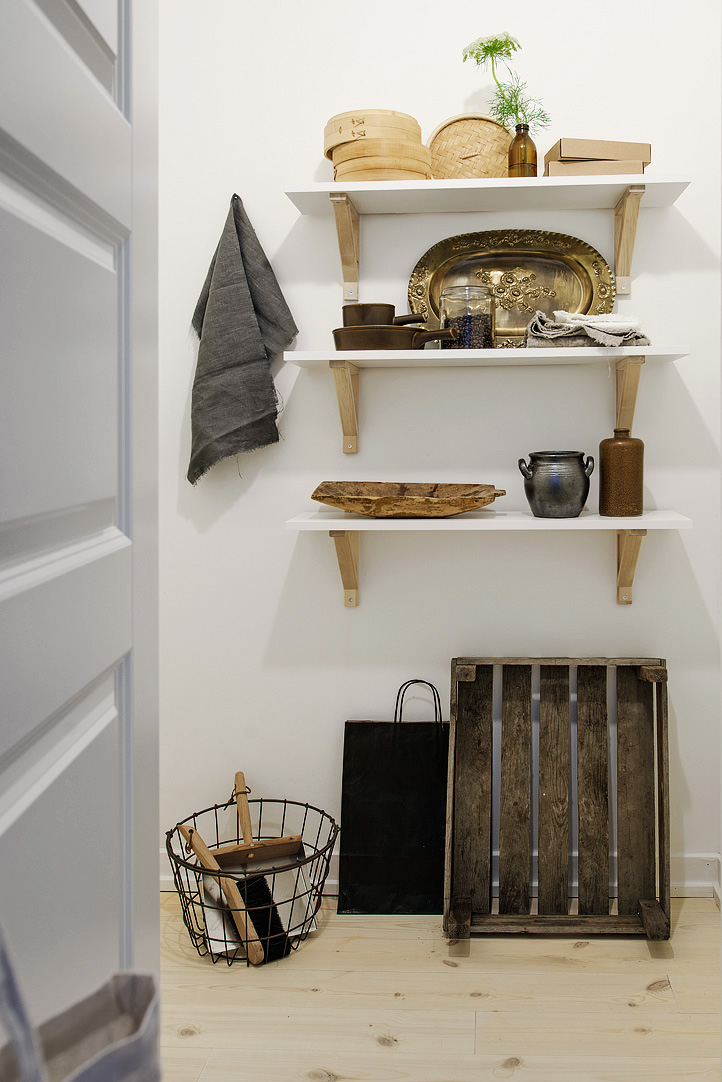 Decor&Me: UNA COCINA GRIS CON DETALLES DORADOS
