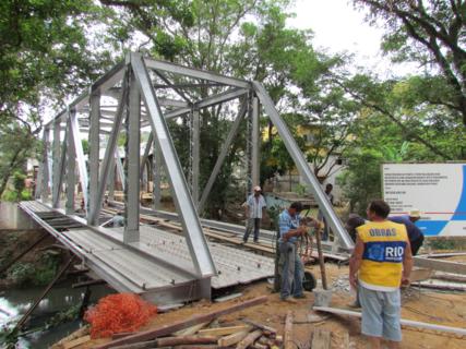 "Nova Ponte Para os Moradores da Ilha Joaquim Duarte". Localizada no Bairro: Oficinas Velhas.