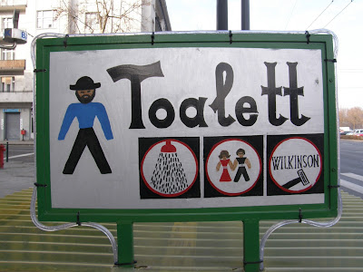 Budapest, népi, művészet, naiv, reklámgrafika, kézi rajz, toalett, köz WC, nyilvános WC, public toilet, Felvonulás tér, Hungary, Magyarország, street art, handmade, handpainted, funny, klozett, Wilkinson