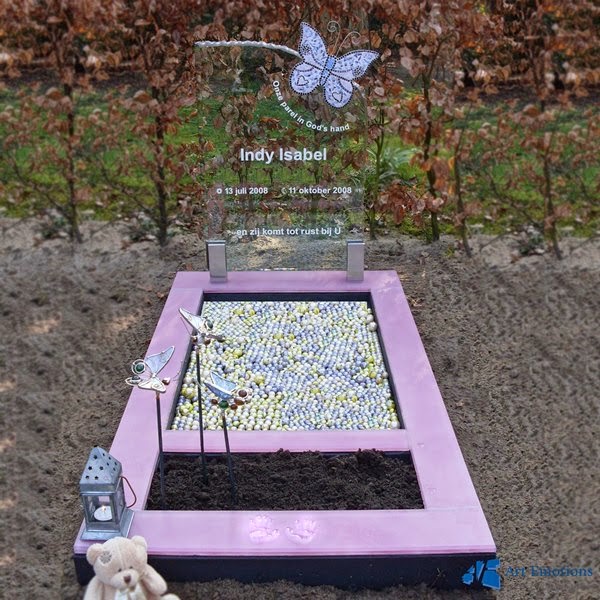 Kindergrafmonument van glas met vlinder