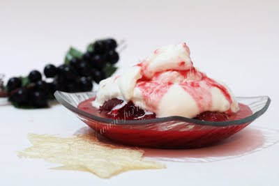 Prune caramelizate cu frisca