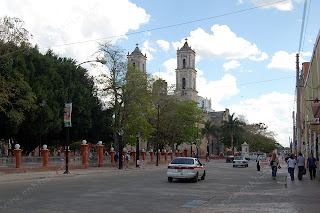 Plaza y Parque Francisco Canton Rosado con la Catedral de San Gervasio - Valladolid - Yucatan - Mexico