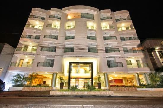 LA FACHADA DEL HOTEL ATRIUM PLAZA SE ASEMEJA A UNOS BRAZOS ABIERTOS QUE ACOGEN AL VISITANTE. fachada_hotel_atrium_plaza_barranquilla_vamosenmovimiento.blogspot_1