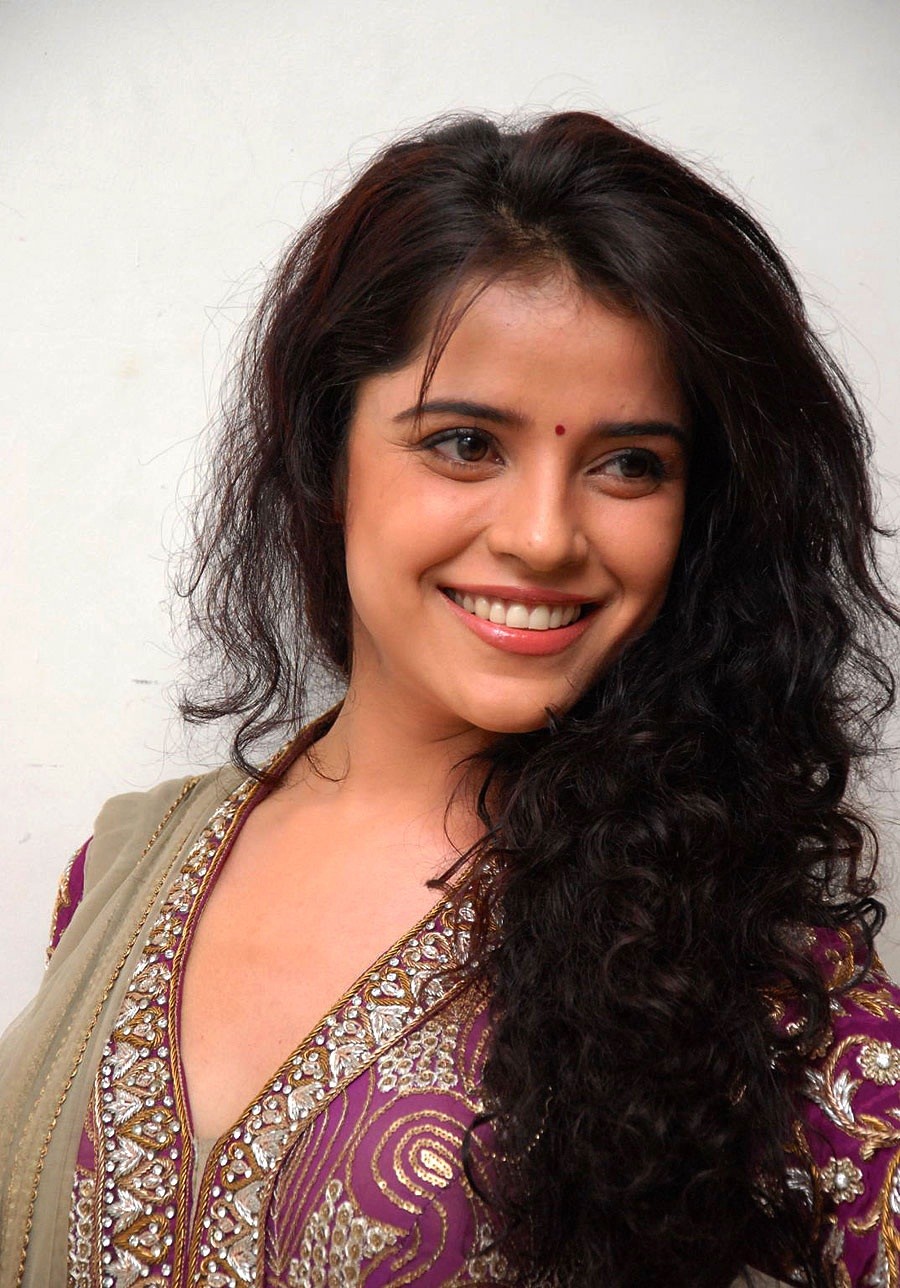 Indian Actress Photo Gallery : Piaa Bajpai Navel Show Stills