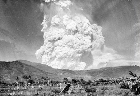WAJAH GUNUNG KELUD DARI MASA KE MASA Letusan Gunung Kelud tahun 1951.