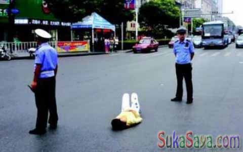 Wanita Ini Nekat Baring Di Tengah Jalan Karena Keinginannya Tidak Dipenuhi Ayahnya Wanita Ini Nekat Baring Di Tengah Jalan Karena Keinginannya Tidak Dipenuhi Ayahnya