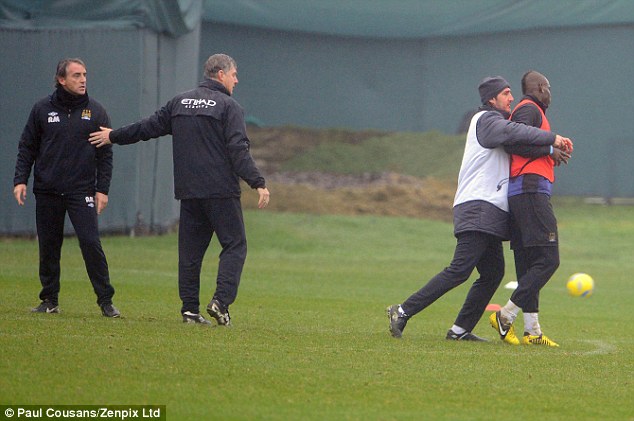 Mancini y Balotelli peleando