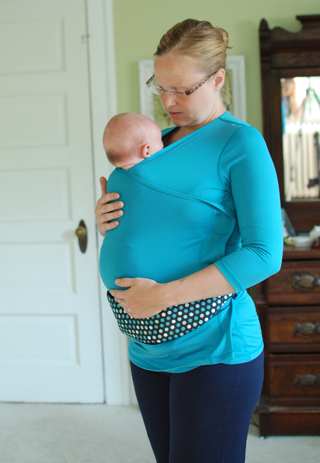 Stand and Deliver NüRoo Pocket (babywearing shirt)