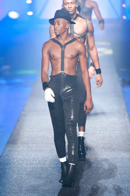 Jean-Paul, em um desfile em Paris, homenageia Michael Jackson e outros. Jean+PaulBafonique