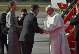 EL PAPA FRANCISCO, EL PRESIDENTE SANTOS Y SU ESPOSA Ma.. CLEMENCIA R.