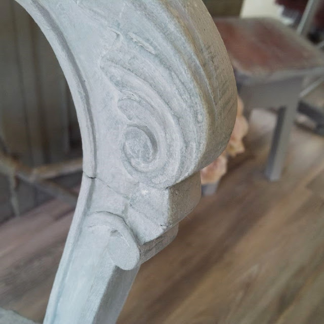 dettagli di un fregio in una sedia ridipinta