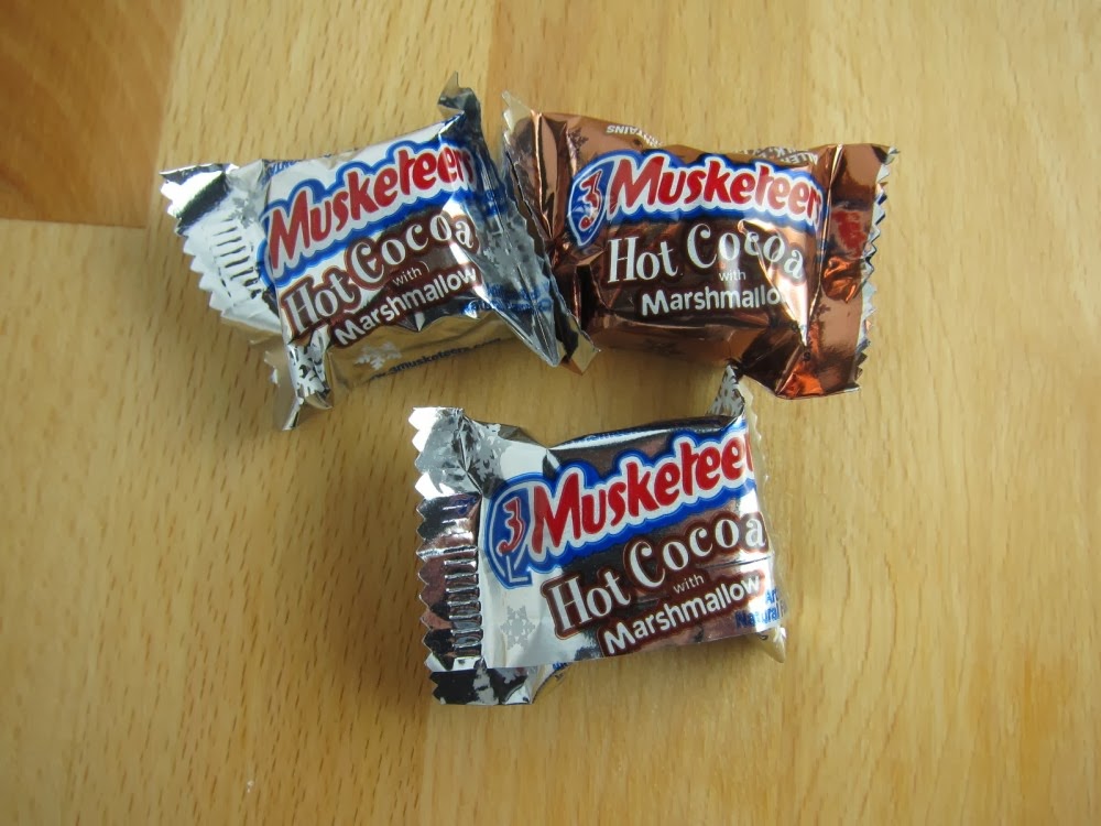 Review Hot Cocoa with Marshmallow Three Musketeers Minis Brand Eating