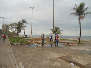 Finalmente a prefeitura mandou retirar as grades da Praça do Padre