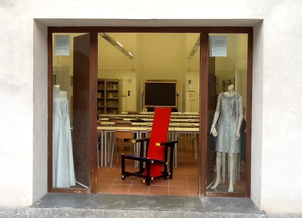 Stramob: La sedia Rossa e Blu di Gerrit Rietveld e un lavoro di ex-studenti  dell'Istituto Stradivari