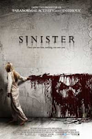 Sinister:Ellison (Ethan Hawke) es un reconocido autor de novelas policacas basadas en hechos reales que casualmente descubre en su nueva casa una caja con fragmentos de extraas pelculas caseras rodadas en Super 8. Tras analizarlas, llega a la conclusin de que con ellas podra desvelar las circunstancias de la muerte de una familia que habit tiempo atrs esa misma casa. Pero lo que comenz como un proyecto de nueva novela acabar tornando en algo mucho ms terrorfico que pondr a su propia familia en peligro