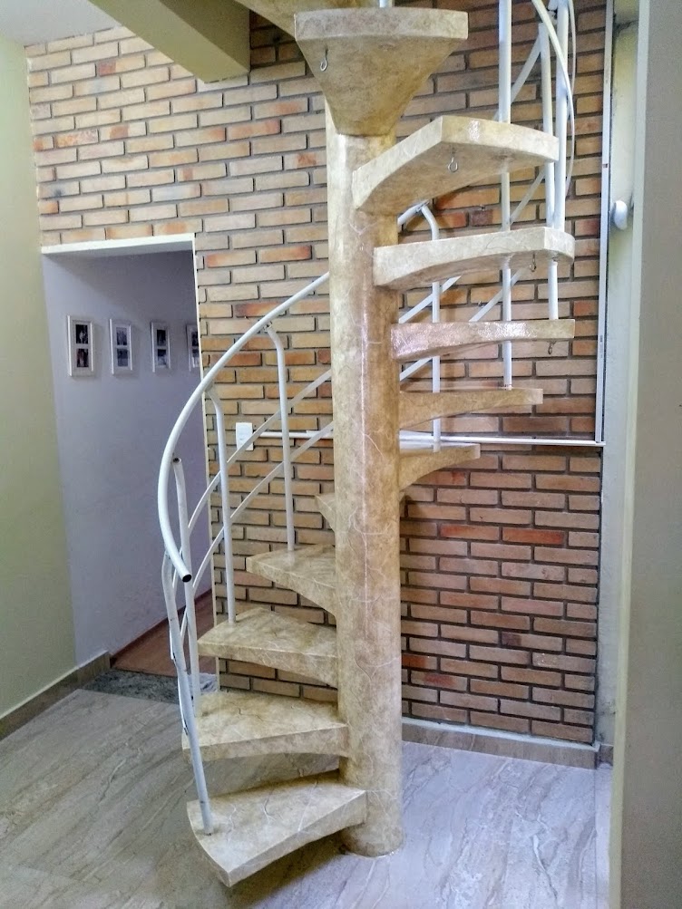 Escada em concreto com o acabamento em Pintura Marmorizada.