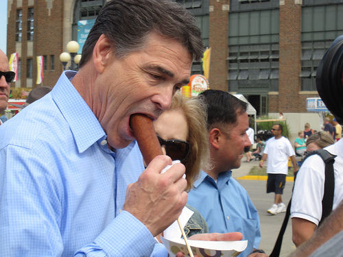 Rick-Perry-corndog-via-Iowapolitics-dot-com.jpg