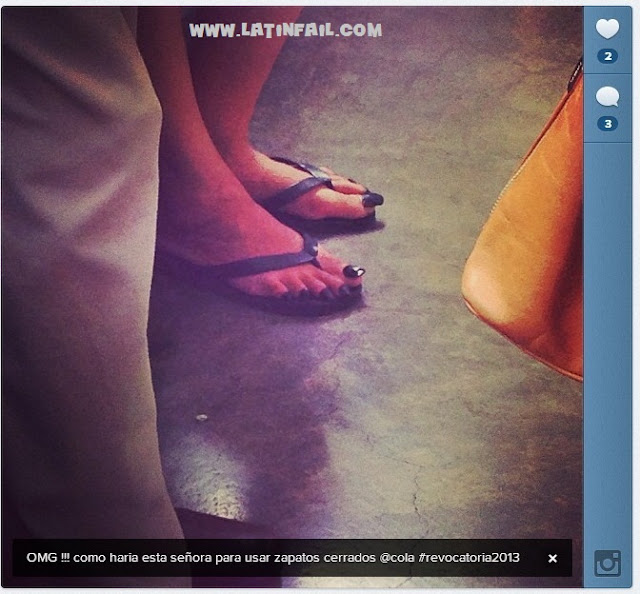 Mientras tanto en la cola para la #Revocatoria2013 las chicas llamando siempre la atención con sus lindas uñitas con pies bonitos para usar con sandalias chicas fashion LatinFail