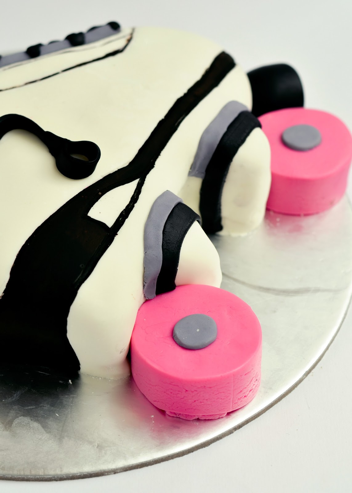 The secret lives of bakers// Roller skate birthday cake with a brown