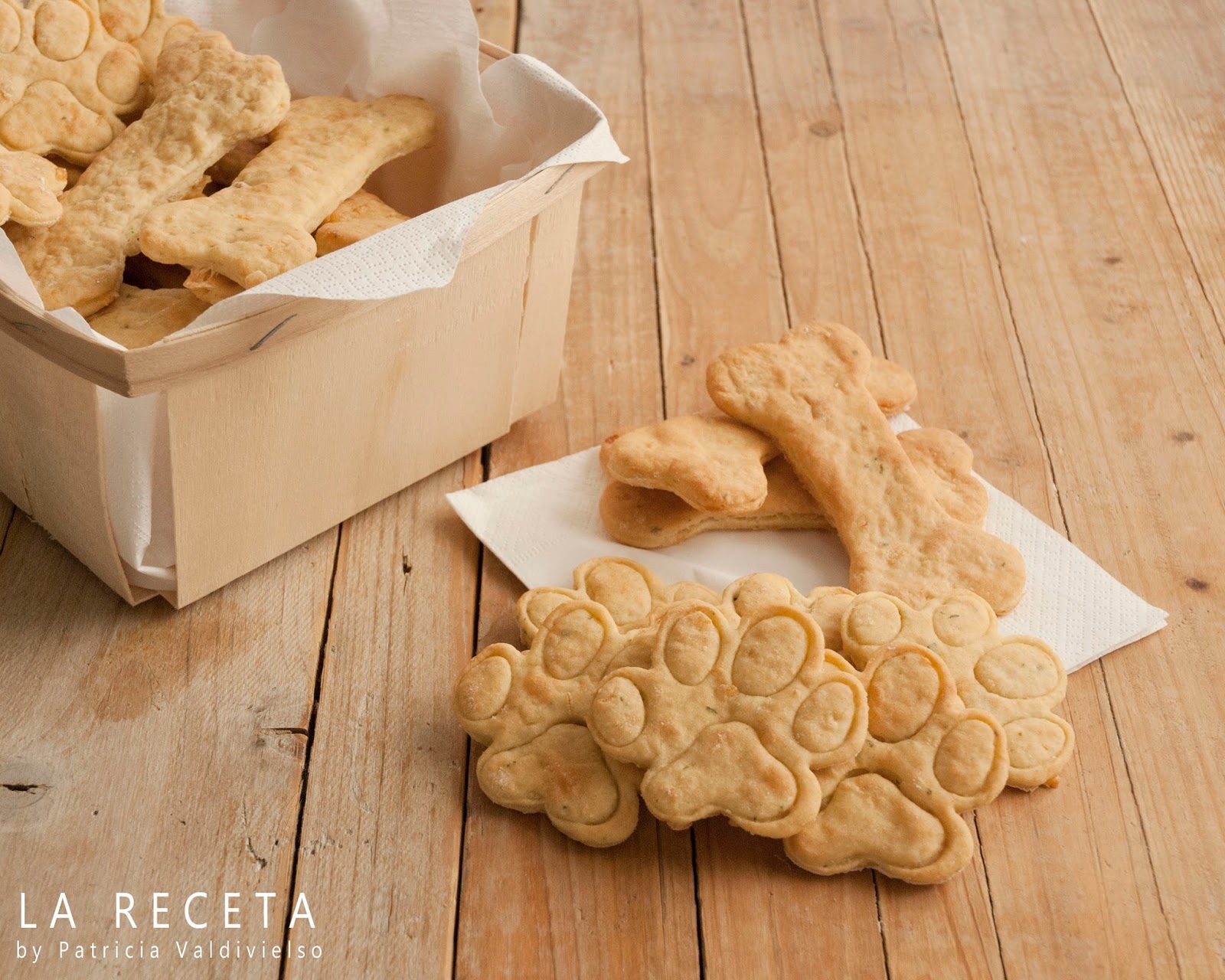 La recetaby Patricia Valdivielso GALLETAS PARA PERROS DE POLLO Y QUESO