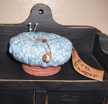 BLUE WHITE FLORAL PIN KEEP IN RUSTY JAR LID