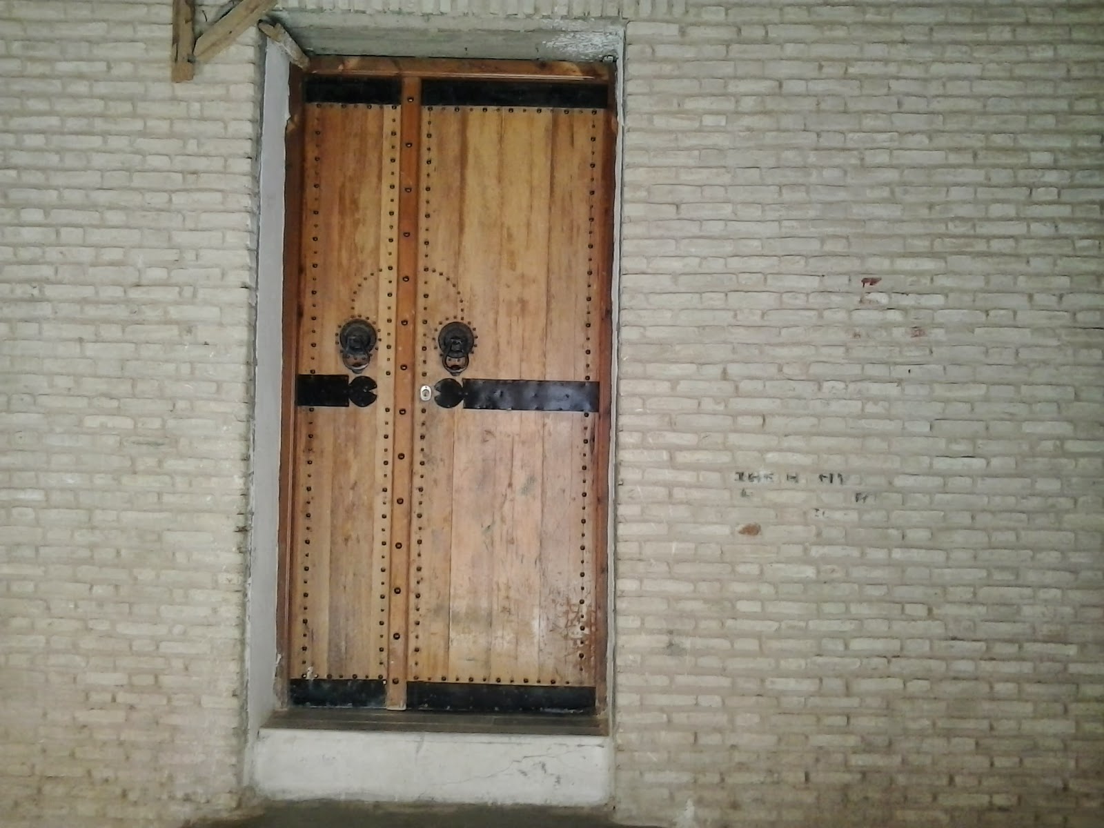 riheb el jarid نفطة تونس أبواب المدينة العتيقة أغلبها مصنوعة من خشب النخيل nefta tunisia