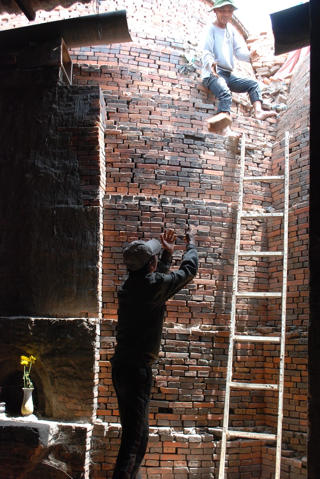 Rosa Planters Vietnam Terracotta Sustainable Production in Vietnam 3