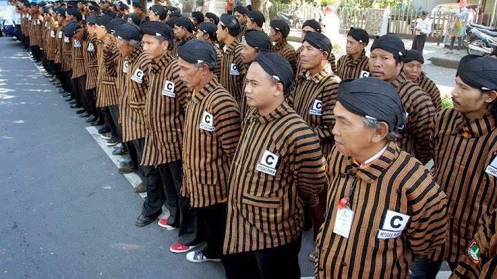 Bupati Pacitan Wajibkan PNS di Pacitan Pakai Batik Yang Bukan Produk Asli Pacitan Bupati Pacitan Wajibkan PNS di Pacitan Pakai Batik Yang Bukan Produk Asli Pacitan
