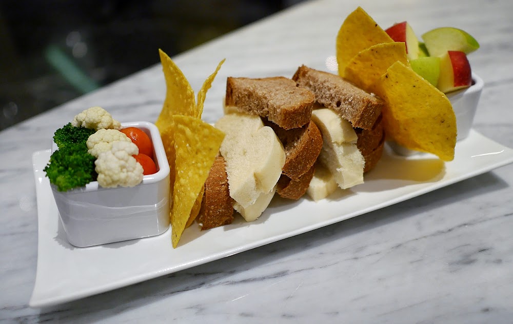 The Melting Pot Jakarta Definelety A Yes For Cheese Fondue