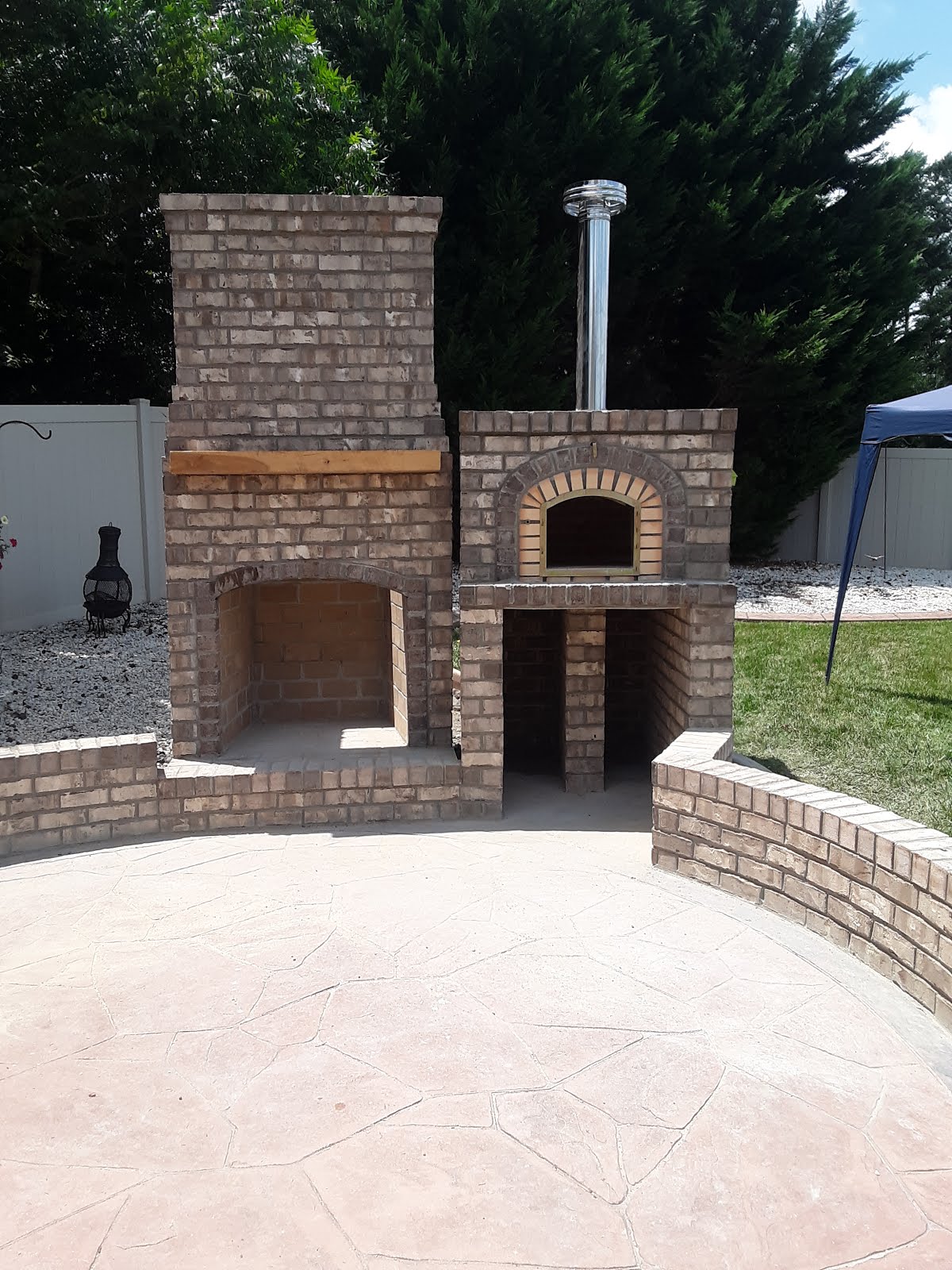 Brick outdoor fireplace with pizza oven
