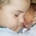 Ce gamin refuse de laisser partir son petit frère, 70 millions de personnes ont fondu en voyant cette vidéo!